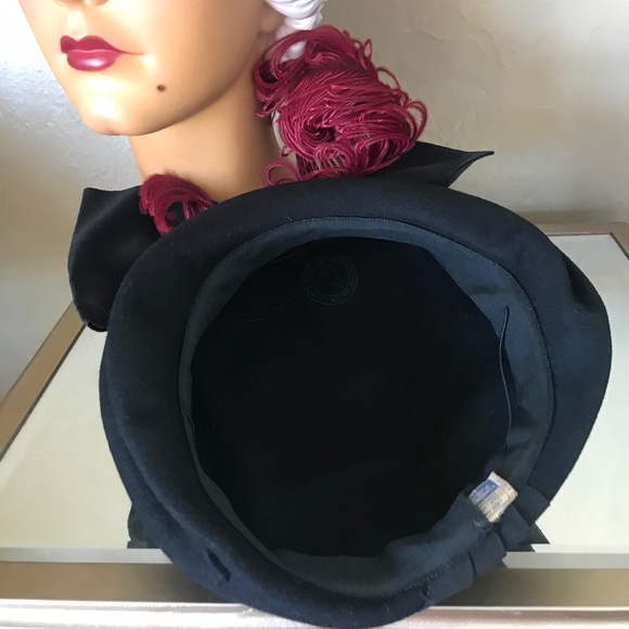 ENCHANTING 1940s' BLACK FELT BERET WITH BURGUNDY OSTRICH FEATHER + FABRIC BOW - Picture 12 of 13